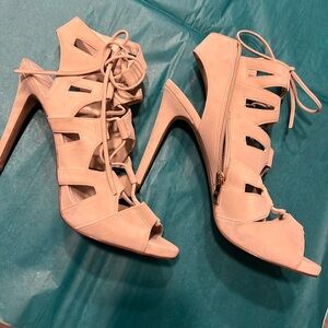 Aldo size 9 zip up heels, cream, color vintage in very good condition used